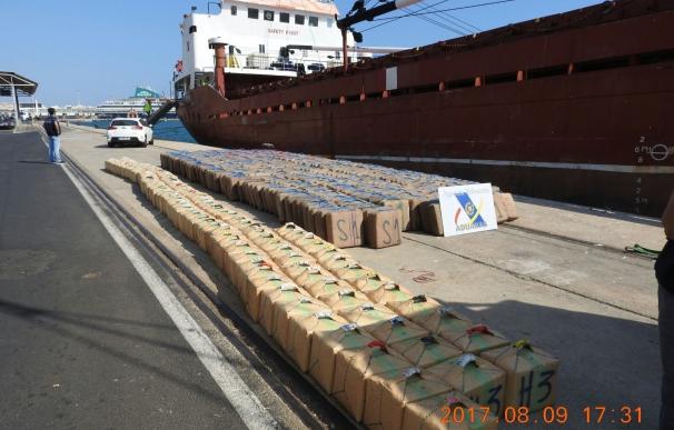Prisión provisional para los 13 marineros detenidos con 18 toneladas de hachís en un buque mercante