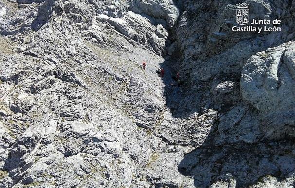 Fallece un montañero de 63 años al despeñarse en la cima del Peña Ubiña, en San Emiliano (León)