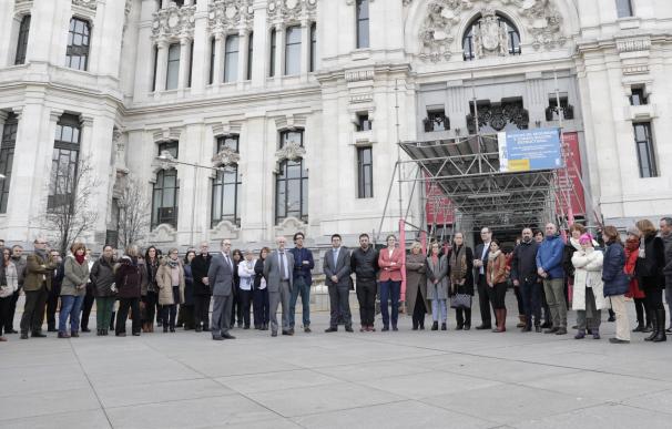 Carmena y Causapié secundan el minuto de silencio a las puertas de Cibeles por las víctimas del atentado de Berlín