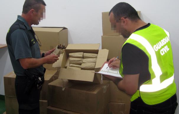 Guardia Civil sorprende a unos individuos con más de 30.000 puros artesanales ocultos en un vehículo