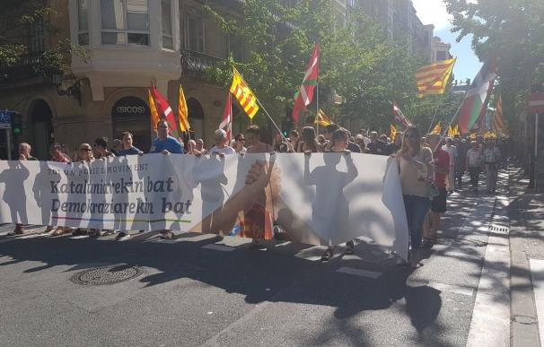 Varios miles de personas secundan la movilización de EH Bildu en San Sebastián en apoyo al proceso de Cataluña
