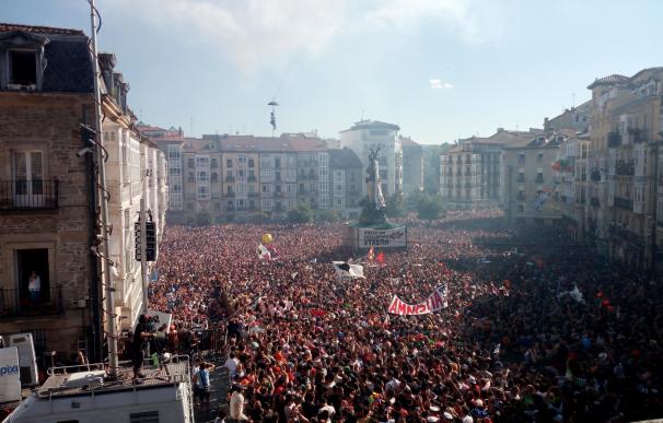 Miles de vitorianos asisten a la 'Bajada de Celedón' en el inicio de las fiestas de 'La Blanca'