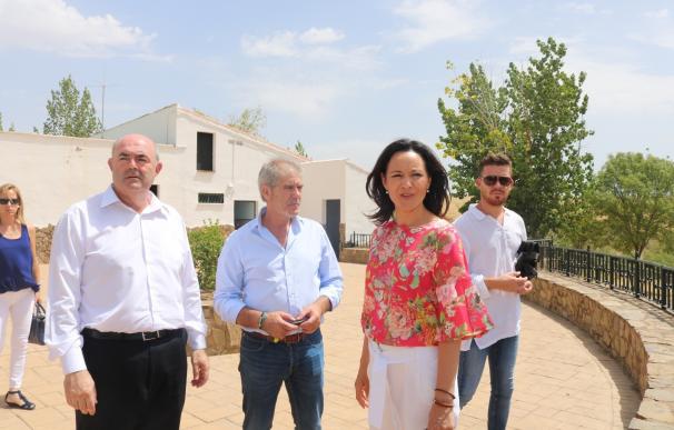 La delegada de la Junta visita la intervención en el Centro de Iniciativas Naúticas de Belmez