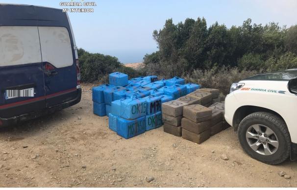 La Guardia Civil interviene 2.000 kilos de hachís en una furgoneta localizada cerca de 'El Turro'