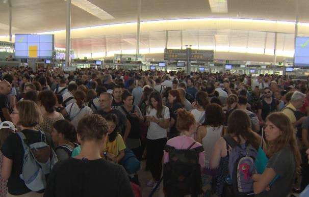 Las colas en el Aeropuerto de Barcelona-El Prat se reducen tras los paros matinales