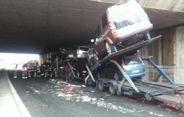 Dos personas heridas en la colisión entre una furgoneta y un trailer bajo el puente de la A-12 en Zizur