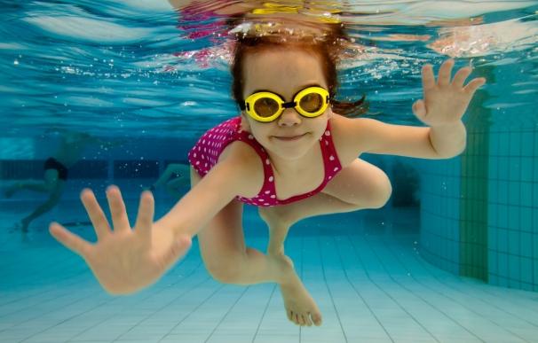 Proteger los ojos en la piscina evita la aparición de enfermedades como la conjuntivitis irritativa química