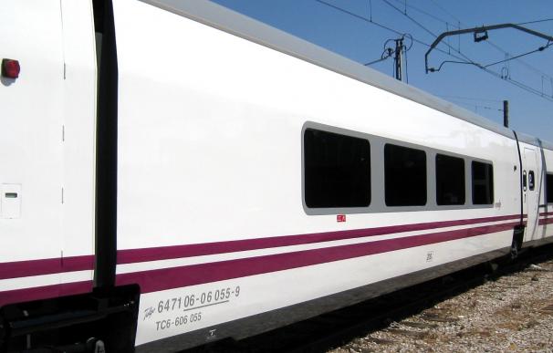 Una avería en la locomotora obliga al traslado en autobús de los pasajeros de las líneas entre Almería y Madrid