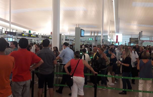 Las colas en el aeropuerto de Barcelona crecen hasta la hora y media