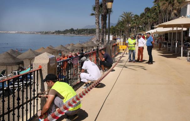 Marbella realiza trabajos de adecuación en 4.000 metros lineales de barandilla del Paseo Marítimo