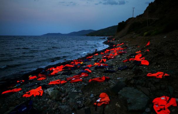 Decenas de chalecos salvavidas son abandonados en las costas griegas. AFP