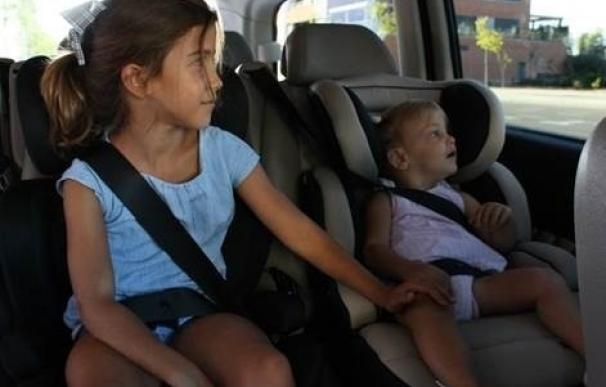 Pediatras aconsejan llevar un botiquín básico y evitar viajar en hora punta si se circula con niños en el coche
