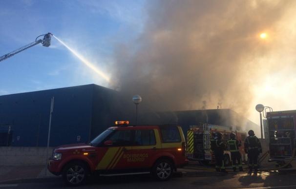 Extinguido un incendio en una nave industrial de una fábrica de plásticos en Vicálvaro
