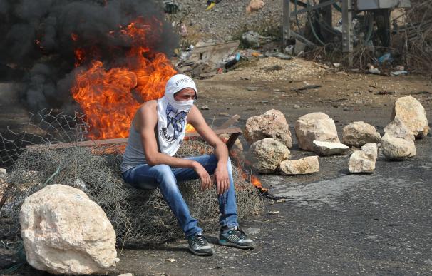 Dos palestinos abatidos a tiros tras embestir con sus coches a soldados israelíes