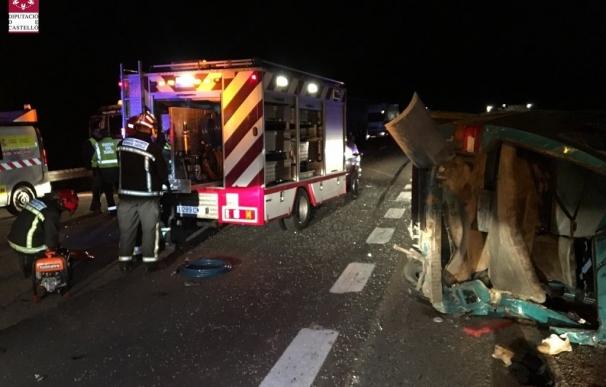 Se eleva a 13 el número de heridos en un accidente de tráfico entre una furgoneta, un camión y turismo en Torreblanca
