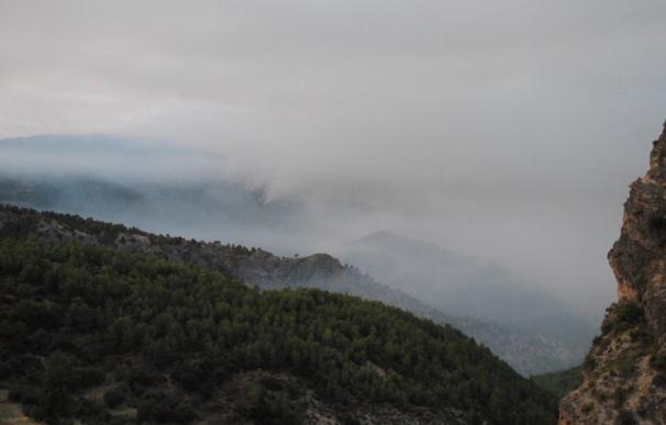 Infoca continúa trabajando en el incendio en Segura de la Sierra con la incorporación de un medio aéreo