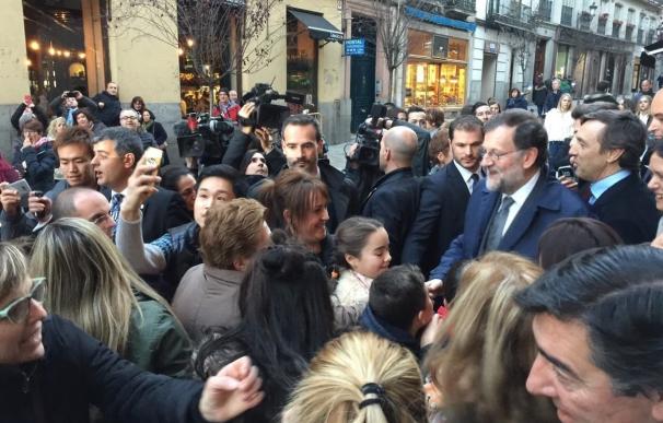 Rajoy despide el año con un paseo por Madrid y se declara "optimista" dos meses después de su investidura