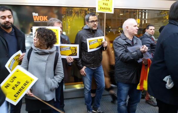 Representantes de la CUP y ERC muestran en la Audiencia Nacional su apoyo al concejal detenido