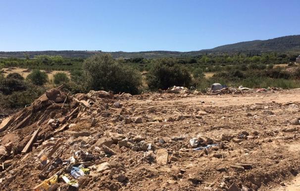 Amigos de la Tierra La Rioja denuncia la existencia de una escombrera en pleno cauce torrencial de Ocón