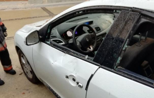 Un rayo cae sobre un campanario de Chiva de Morella y daña dos coches aparcados