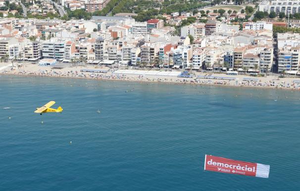 Una avioneta de Òmnium sobrevolará la costa catalana pidiendo democracia