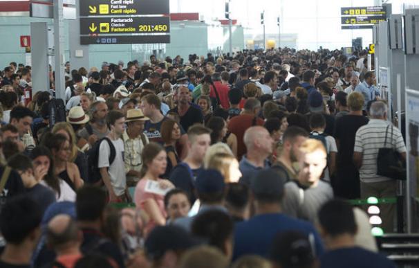 Miles de personas, afectadas por la huelga en el aeropuerto de El Prat.