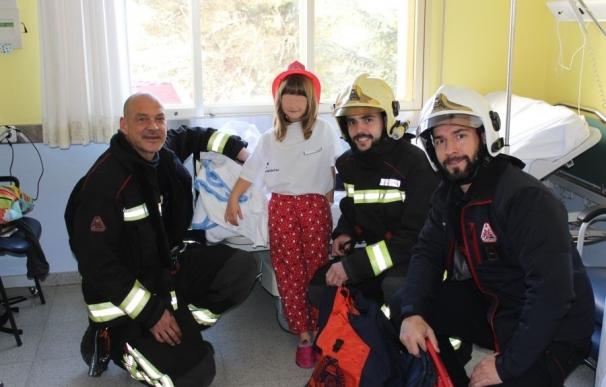 Bomberos de Vitoria entran por una ventana al Hospital de Txagorritxu para dejar regalos a los niños ingresados