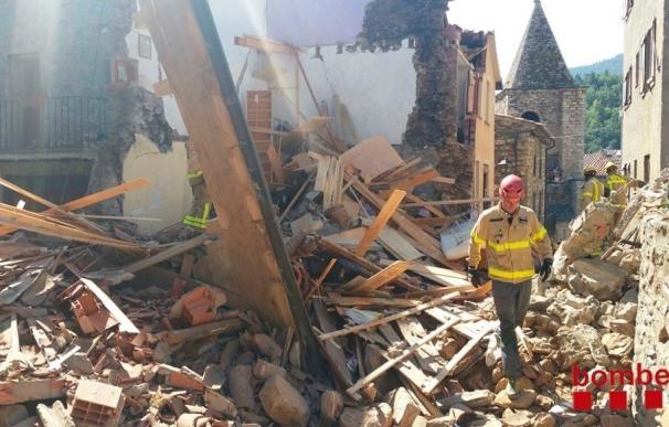 Los bomberos buscarán si hay transeúntes entre los escombros de la casa de Llanars (Girona) derrumbada