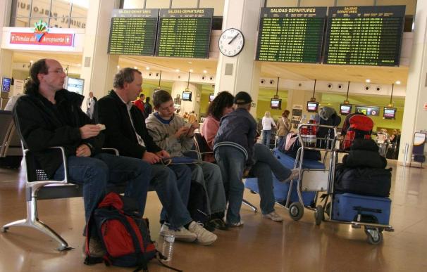 Diputados socialistas lamentan la "dejadez" del Gobierno con respecto a las colas en los aeropuertos de Baleares