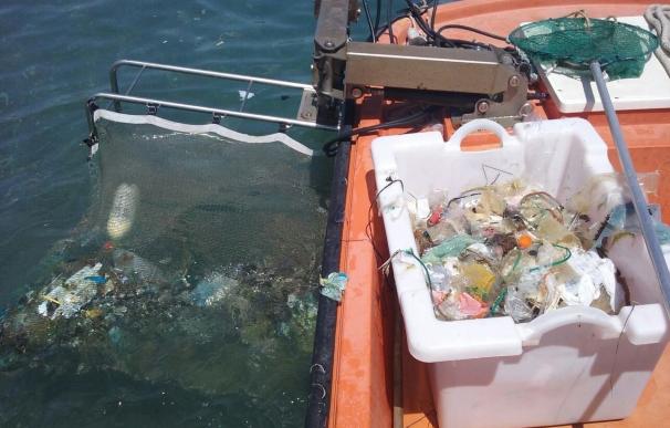 Los barcos de limpieza del litoral occidental recogen en un mes 6,8 toneladas de residuos, el 32% plásticos