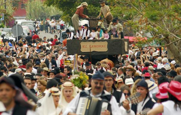 Un Consejo velará por el correcto uso de la vestimenta tradicional de Tenerife