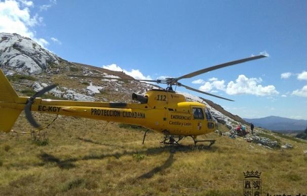 El Grupo de Rescate de Protección Civil evacua a una montañera con dolor el pecho en Sena de Luna (León)