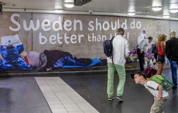 Ultraderechistas suecos reparten panfletos a los refugiados en Lesbos