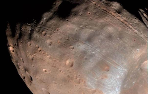 Los surcos de Phobos prueban que la gravedad de Marte está empujando al satélite hacia su fin. (NASA)