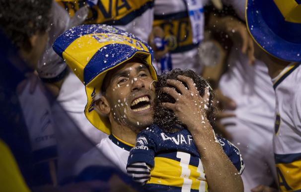 Boca Juniors' forward Carlos Tevez celebrates whil