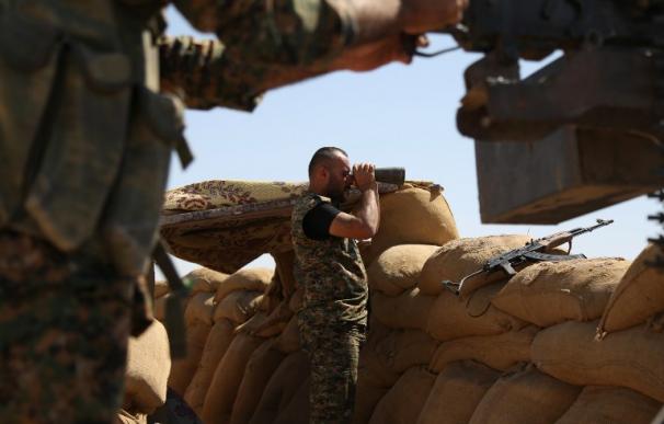 Kurdos y árabes sirios luchan juntos contra el EI