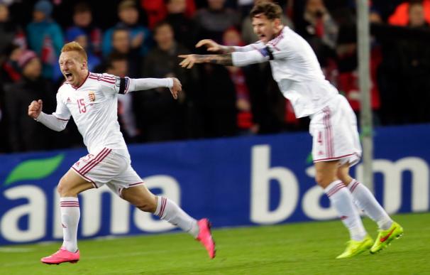 El delantero de Hungría Laszlo Kleinheisler celebra su gol ante Noruega / AFP