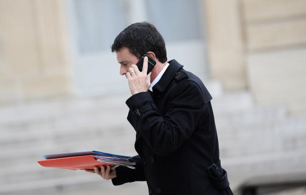 French Prime Minister Manuels Valls uses his mobil