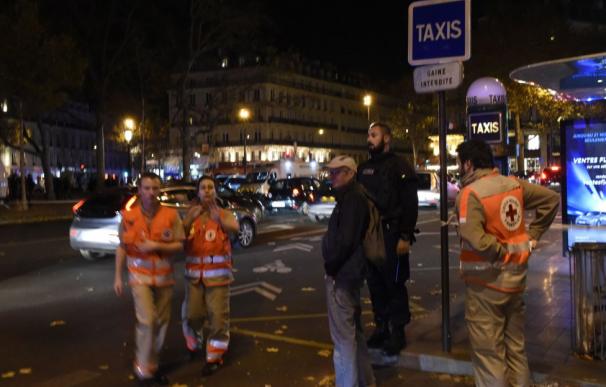 Explosiones, tiroteos y rehenes en varios atentados simultáneos siembran el caos en Paris