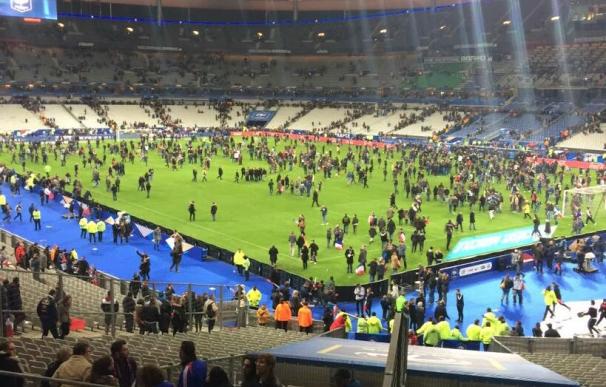 La policía evacua el estadio de Saint Dennis tras el tiroteo y las explosiones de Paris