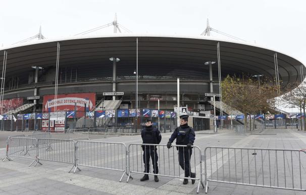 POlice secure the area outside the Stade de France