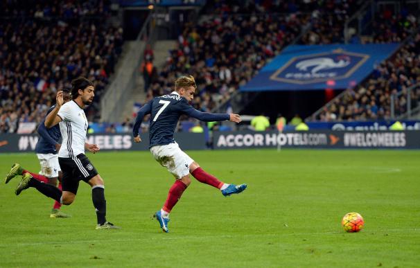 French midfielder Antoine Griezmann (C) shoots dur