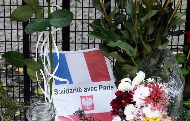 A paper reading "solidarity with Paris" lies in fr