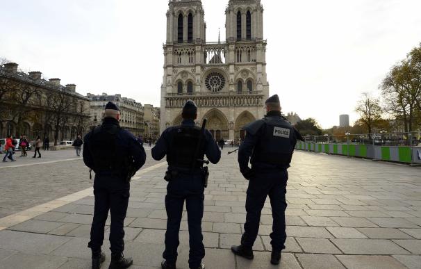 Police stand guard in front of Notre-Dame de Paris