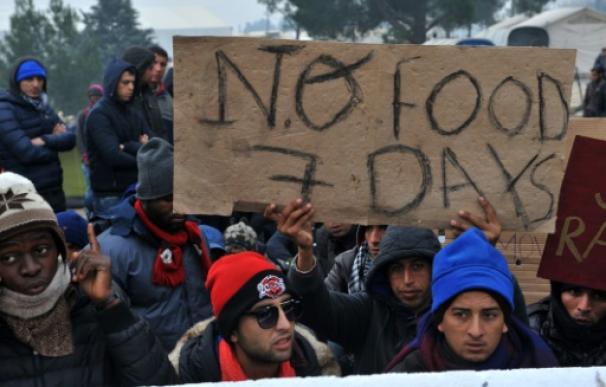Más de mil refugiados bloqueados en la frontera entre Grecia y Macedonia