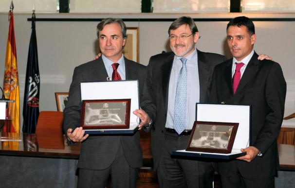 Sáinz y Cruz reciben una placa en el CSD de manos de Jaime Lissavetzky