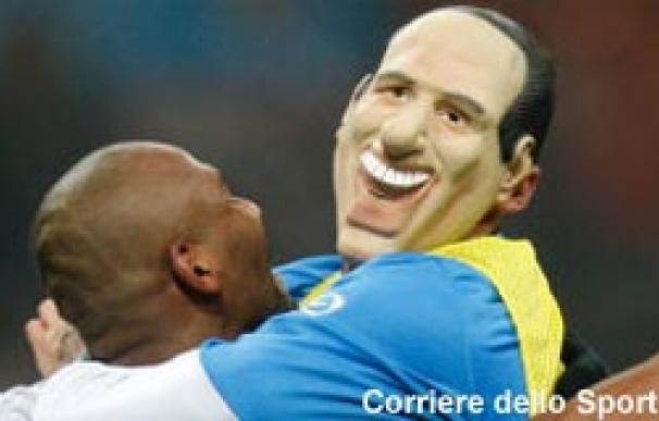 Materazzi celebró la victoria en el derbi milanés con una careta de Berlusconi.