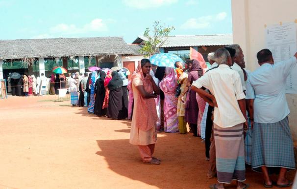Abren los colegios para las elecciones a la Presidencia de Sri Lanka
