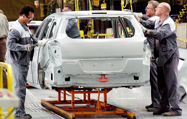 La producción industrial moderó su caída por cuarto mes consecutivo hasta el 5,7%