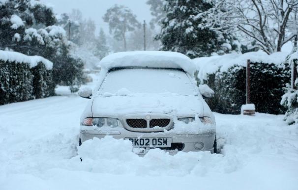 Cierre de aeropuertos y escuelas por una fuerte nevada en Reino Unido